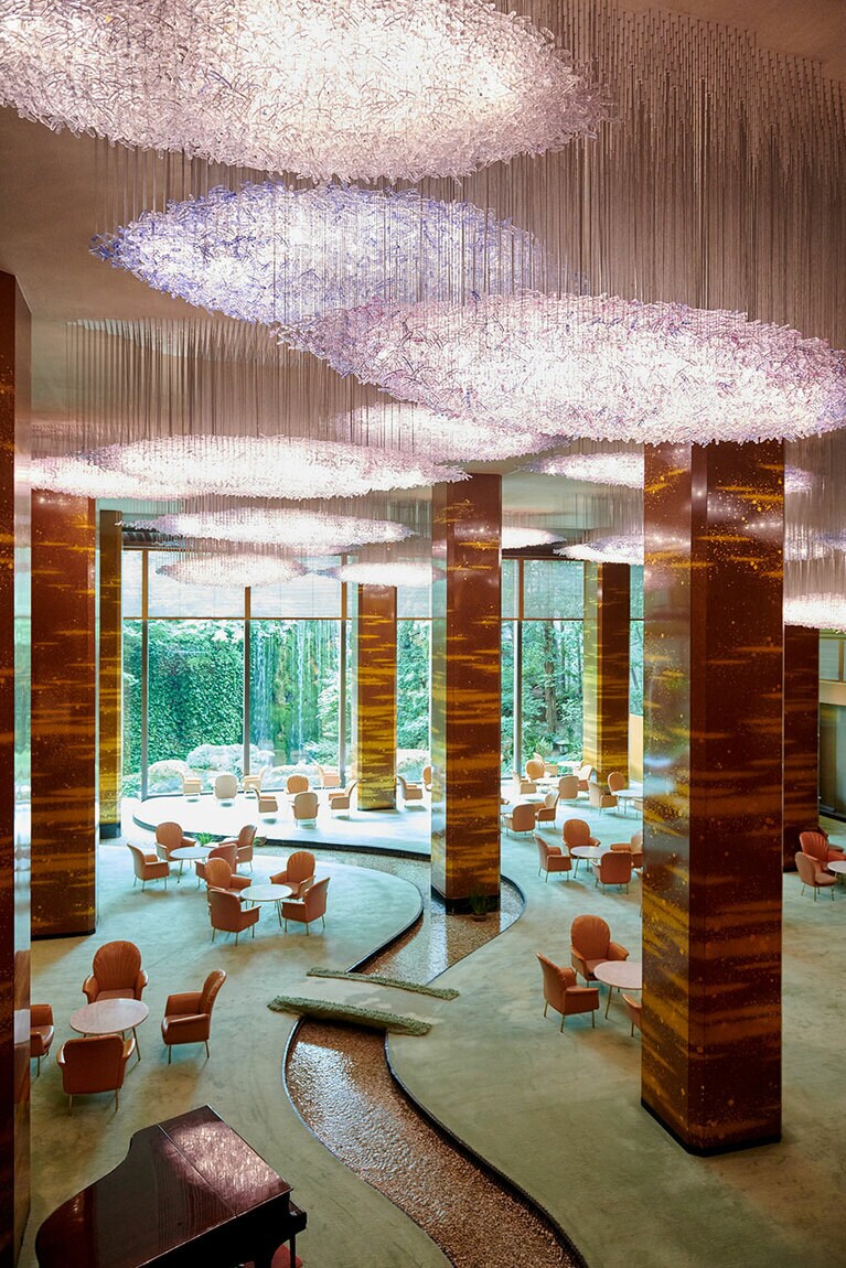 季節ごとに表情を変える庭園が目の前に広がる、1階の「メインラウンジ」。