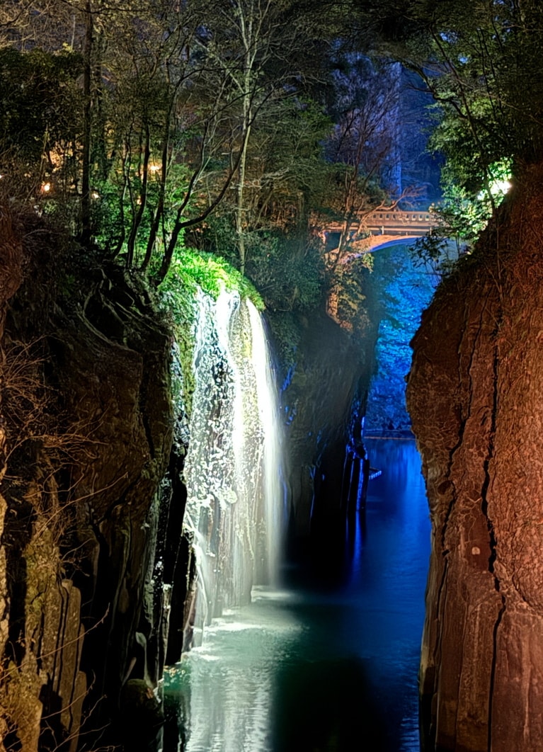 3月に行われたライトアップ。鏡のような水面に滝が映って神々しいほどの美しさだ。