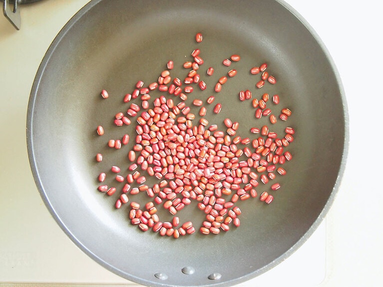 (1) 小豆は軽く洗ってザルで水切りをします。乾かしたらフライパンに入れて乾煎りします。焦げやすいので、フライパンを揺すりながら弱火でゆっくりと加熱しましょう。