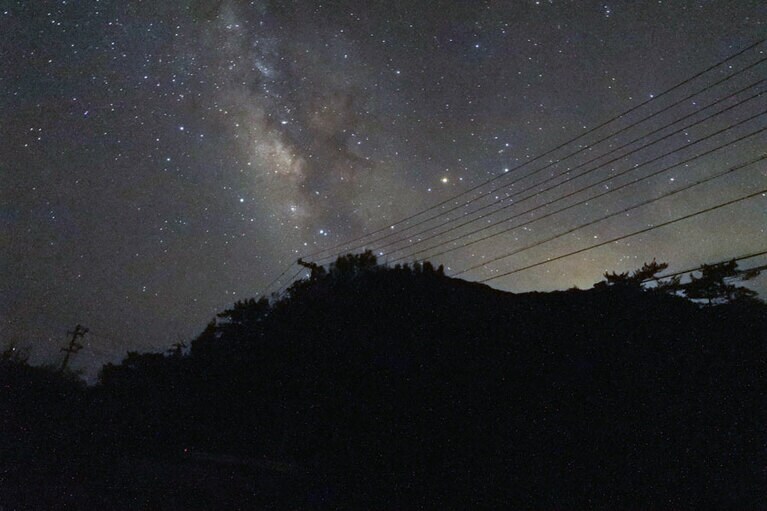周囲は沖のヨロン島くらいしか、光がなく、天の川がくっきりと見えます。