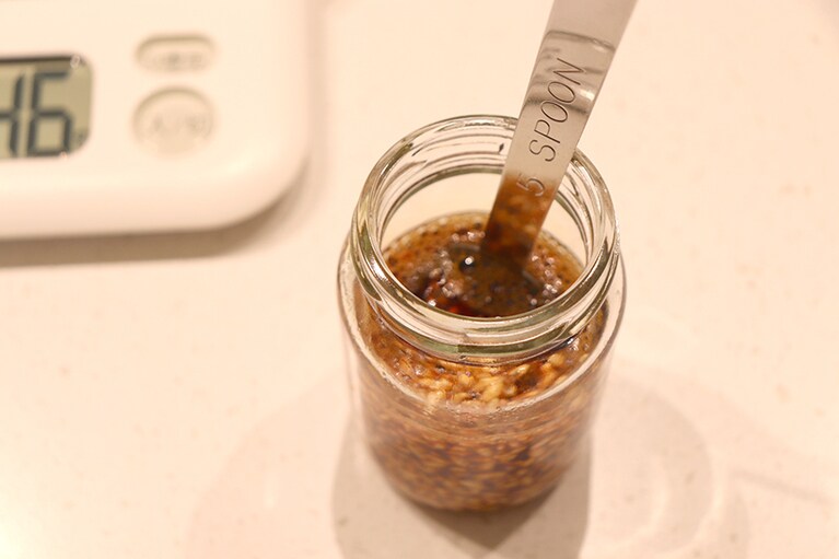 生醤油と「乾燥あま酒こうじ」、水を混ぜ合わせたところ。