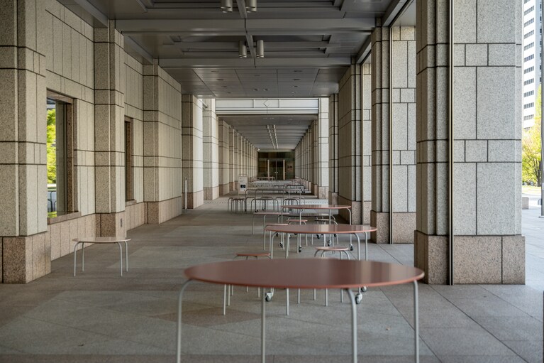 雨や日差しを避けながら過ごせる、半屋外の柱廊「ポルティコ」。