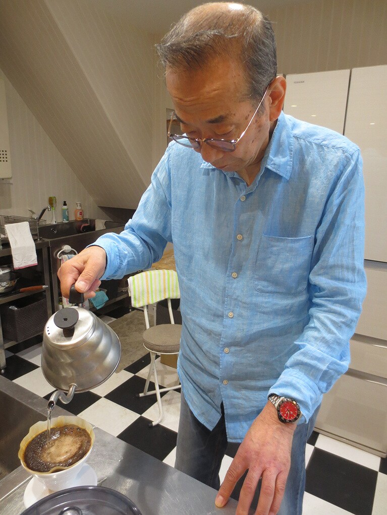 飲み物をいれるのは、ご主人・西尾純一さん。