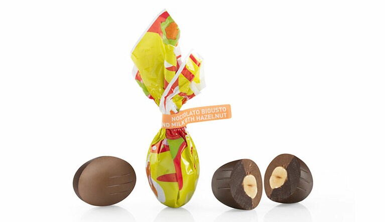 PICK&MIX チョコレートミニエッグス ダーク＆ミルク ヘーゼルナッツ 量り売りで1gあたり17.3円。ヘーゼルナッツ1粒をミルクとダークチョコレートで包んだ。