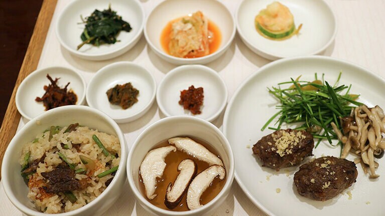 チェ家に伝わるキムチ、牛肉のコチュジャン炒め、牛肉が入った釜めしなど。