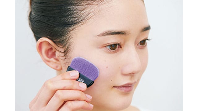 ①付属のブラシやパフにパウダーをとり、マスクの縁やひもがあたる部分に塗って汚れ防止。