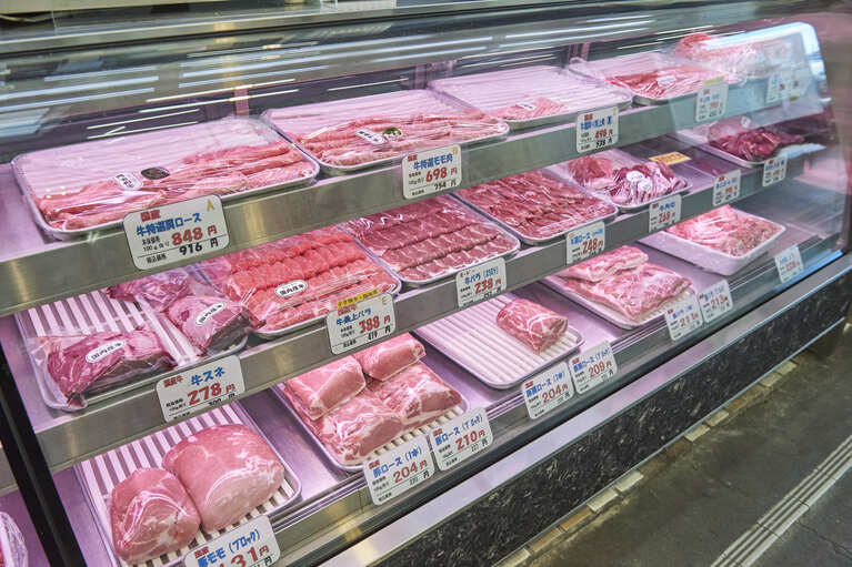 牛スネやネット付ローストポーク、ポークスペアリブ、迫力あるブロック肉も店頭に並んでいる。