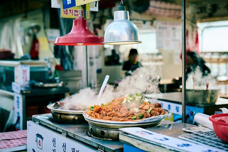 豚の皮を炒めたテジコプテギは焼酎にぴったり／国際市場（クッチェシジャン／국제시장）
