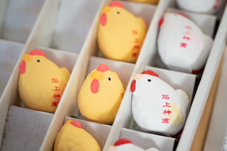 ニワトリの形をしたおみくじで運試しも！