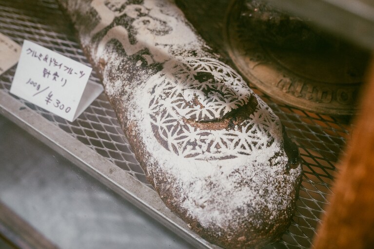 「クルミ＆ドライフルーツ」100g 300円。