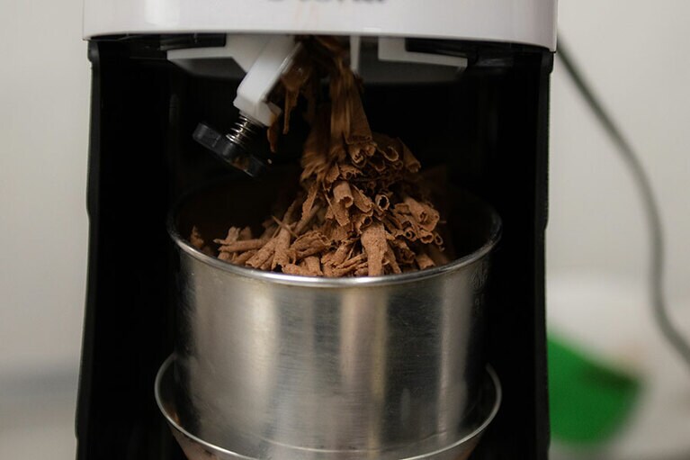 チョコレート氷を繊細に削り出す。