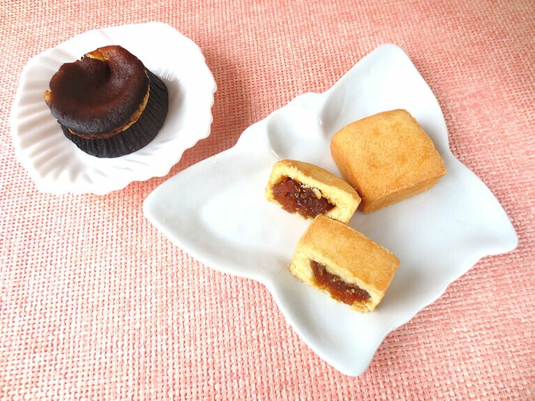 左から：「ライチ紅茶のベイクチーズ」378円と「パイナップルケーキ」313円。