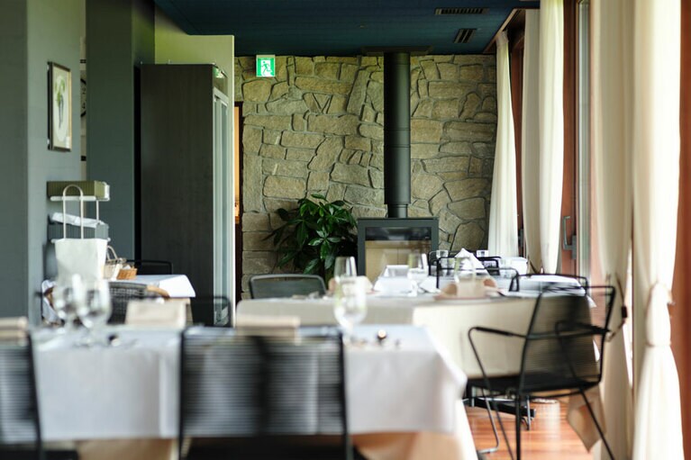 テーブルがゆったりと配置されたダイニングは、平日の昼間から多くのゲストで賑わう。