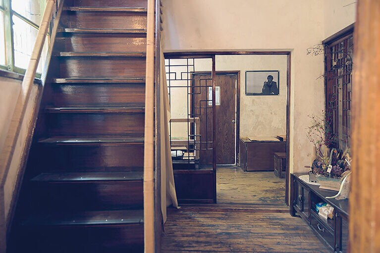 木造の急階段がレトロな趣。