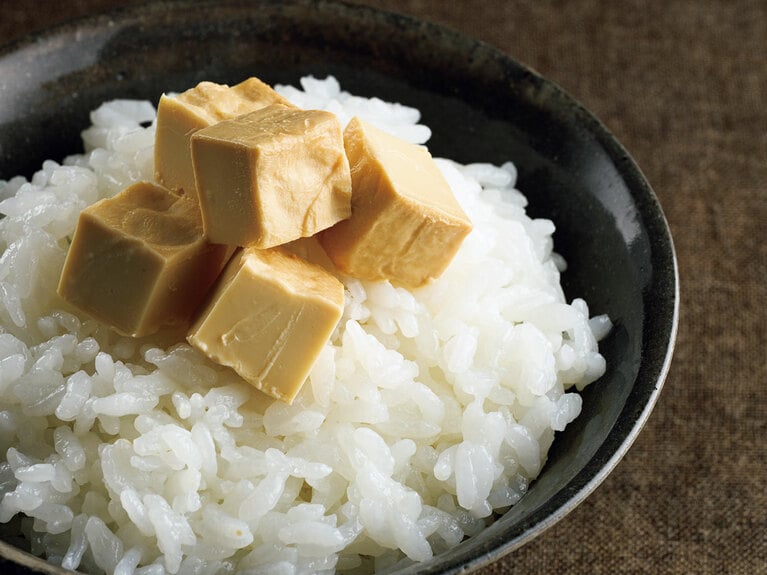 ブランド米：「サキホコレ」（秋田）2kg 2,550円／あきた美彩館
ご飯のおとも：「蔵醍醐 クリームチーズのみそ漬」 35g 648円／香の蔵