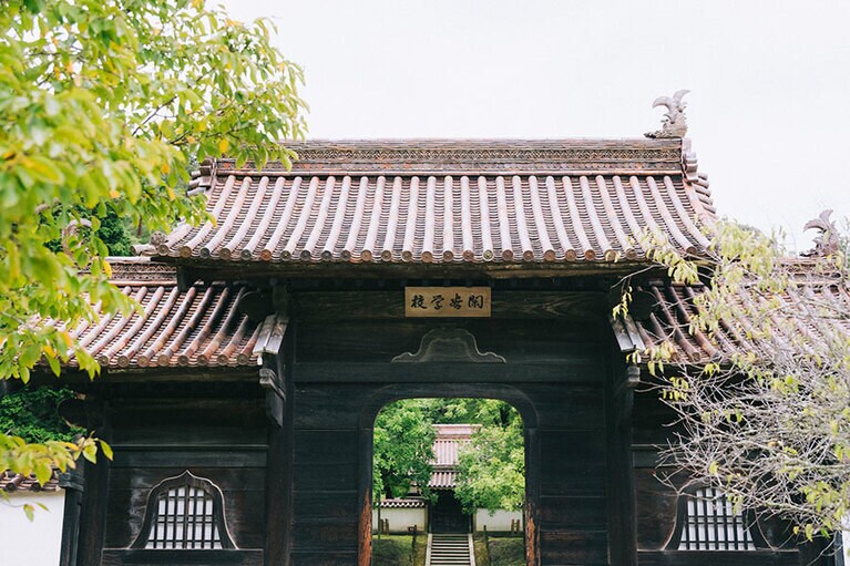 「鶴鳴門（かくめいもん）」と呼ばれる正門。シャチホコが乗った備前焼の瓦葺きの屋根も美しい。