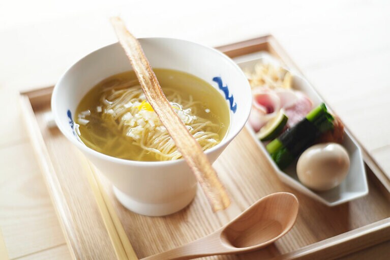 基本の塩そばは、揚げごぼう、低温調理のチャーシュー、季節野菜の海苔巻き、揚げつくねなどの具材がつき 1,300円。