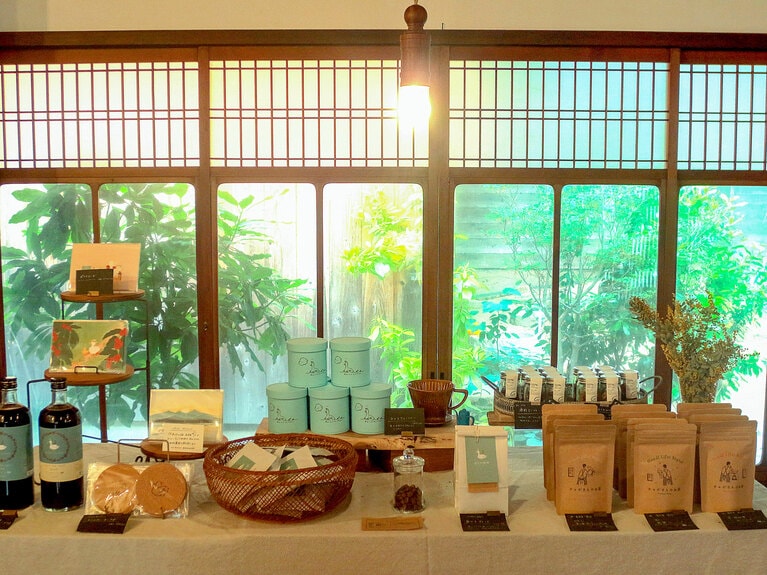 「あひる珈琲」のドリップパックやキャニスターの販売コーナーも。フランス語であひるを意味するcanard には、コーヒーに浸した角砂糖という意味もある。「角砂糖のようにゆっくりとコーヒーに浸っていただけるとうれしい」と店名に。