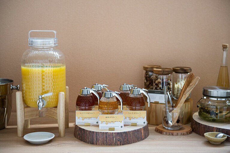 筆者のおすすめはライチはちみつ。さっぱりとした味わいがクラッカーとよく合う。