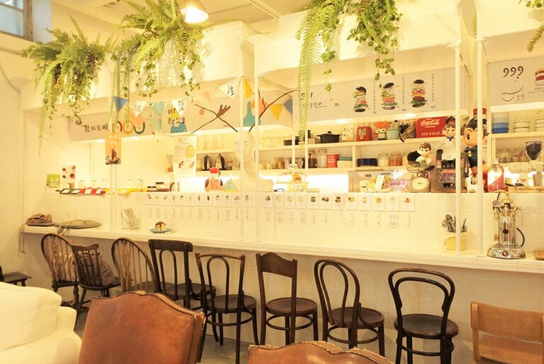 店内奥のカフェスペースには、ソファー、カウンター席が。