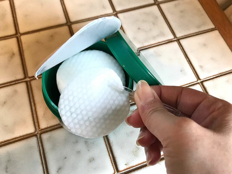 プラスチックのピンセット付きで、1枚ずつ取り出せるので、衛生面でも安心。パッドは直径約60ミリ。片面は凸凹していて、反対側は平ら。