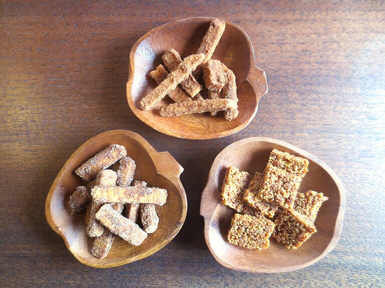 「樹（き）まぐれ・ぴゅあクッキー」プレーン1袋 330円、しょこら1袋 380円、カリッ、サクッとしてクセになるおいしさ。「おちゃめクッキー」黒糖、しなもん各1袋 400円。「ばぁむクランチきゃらめる」1袋 430円。いずれも、バウムクーヘンをカットして手を加えたお菓子。おやつとして気軽につまむのにぴったり。