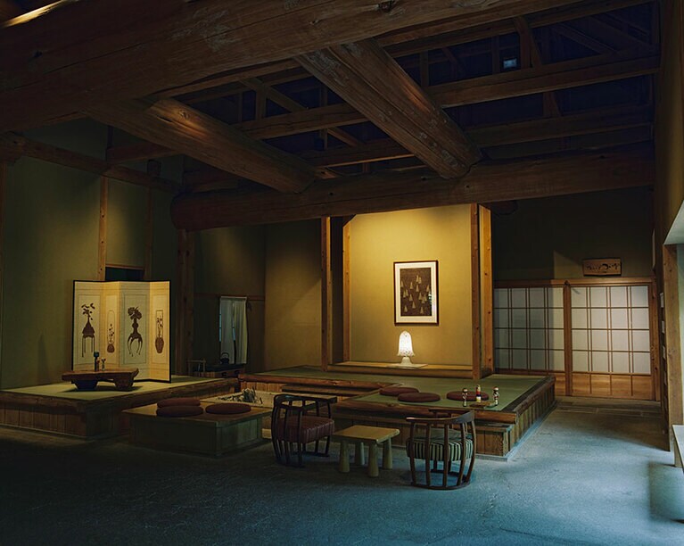 囲炉裏のあるロビー。朝はコーヒー、夜はデザートや食後酒などのおもてなしが。