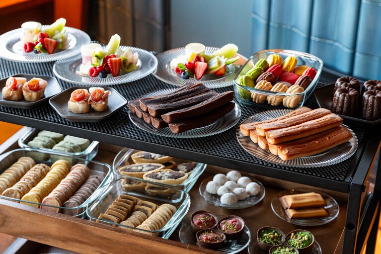 デザートワゴンには季節の焼き菓子がずらり！