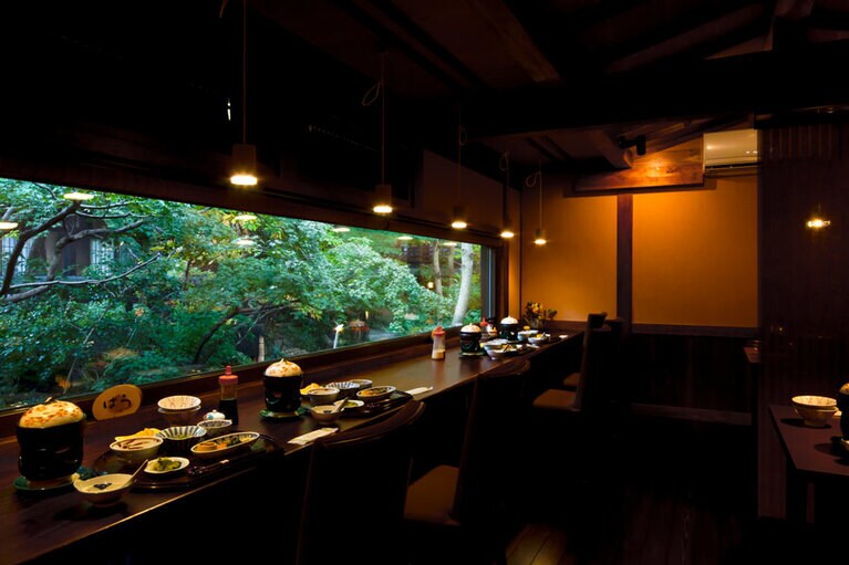 掘りごたつタイプの食事処・福寿。