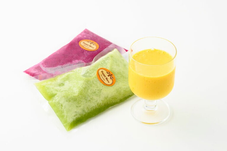 ハッピーモア市場 toropical店「美らかーぎースムージーセット」3,800円(野菜スムージー、マンゴーラッシー、季節のスムージー各種250g、3種類×2袋入り)／沖縄県