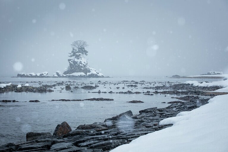 【富山県】雨晴海岸。