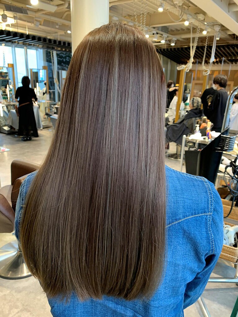 自然光に映えるツヤツヤアッシュラベンダー。