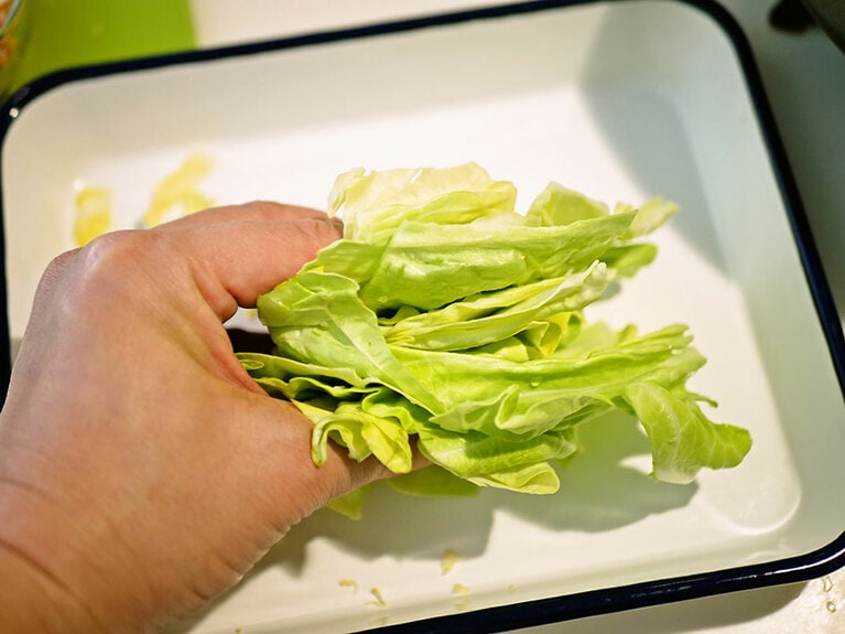 切っていると必ずポロポロとこぼれて、まとまらない葉が出てくると思います。それらはざっくりまとめて、フライパンのすき間に入れ込んでください。強めの中火に4分ほどかけます。