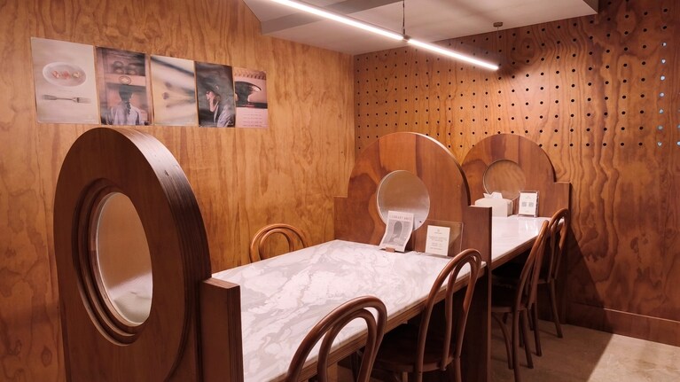 思わず読書をしたくなる閲覧室風の試食スペース。