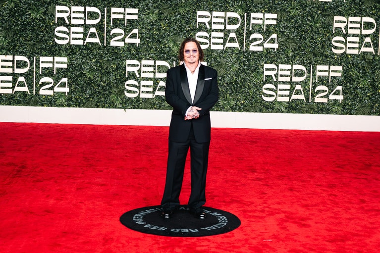 「MODI」のジョニー・デップ監督がレッドカーペットのトリを務めた。