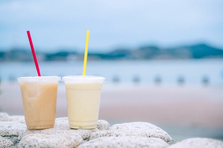 白桃ジュース600円（左）、おまち堂ミックスジュース500円（右）。