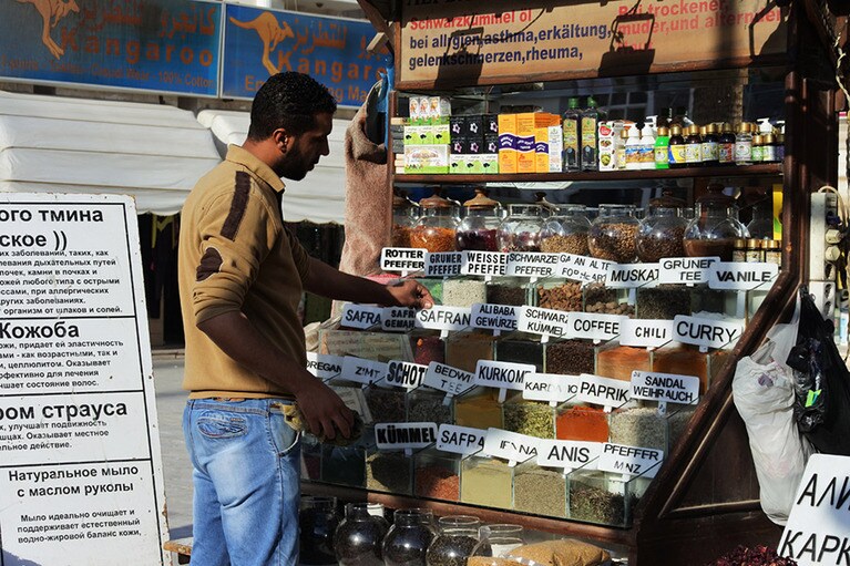 シガーラ地区のダウンタウン。色とりどりの香辛料が並ぶ。