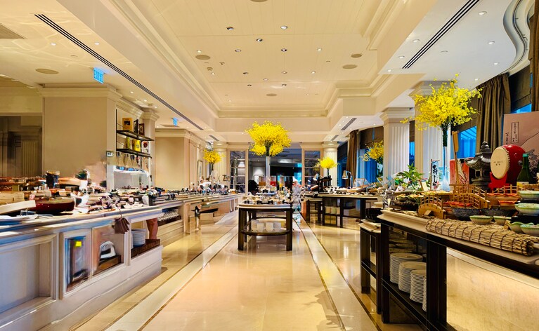 定番の卵料理からワッフル、中国料理の点心と粥まで幅広い料理が並ぶ。