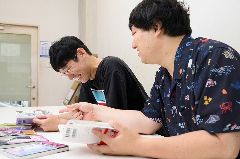 インタビューに答えてくれた、ロングコートダディのおふたり。