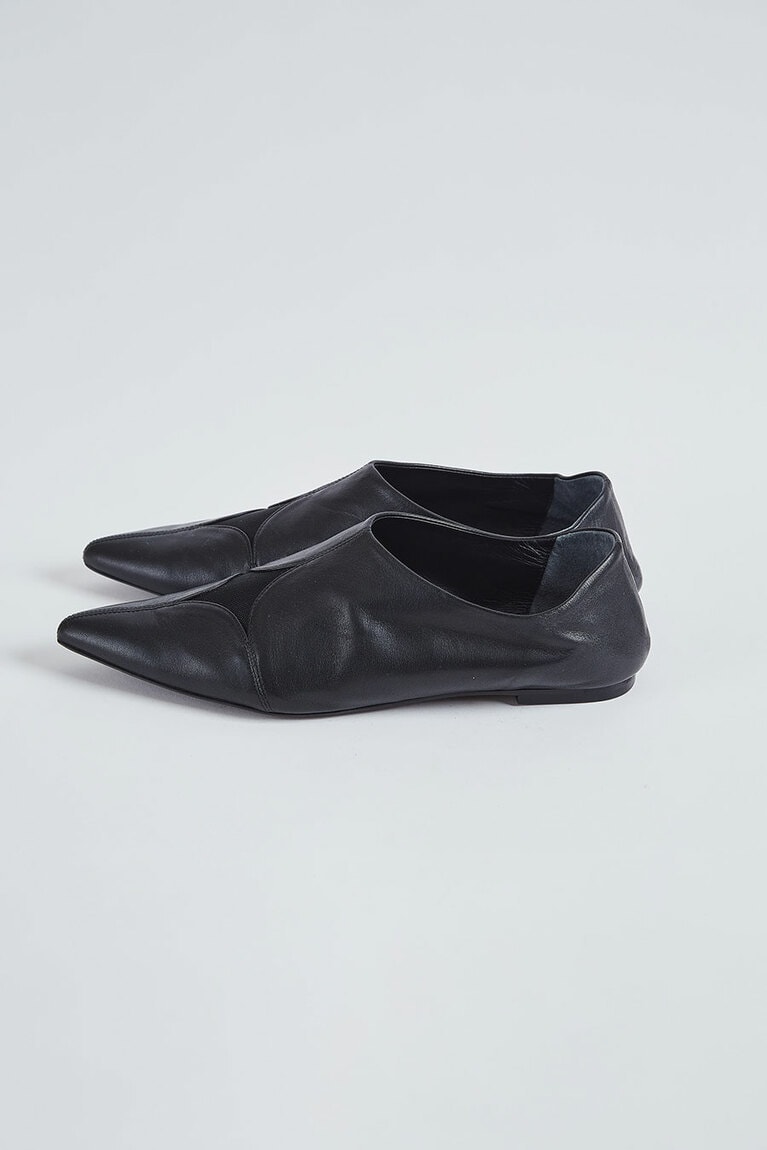 “SEA” 42,900円。 COLOR：BLACK　SIZE：23cm、24cm、25cm　HEEL：1cm。