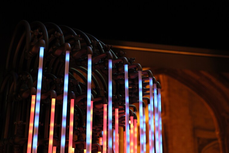 蛇口から色とりどりのお湯が流れるシーンを再現。