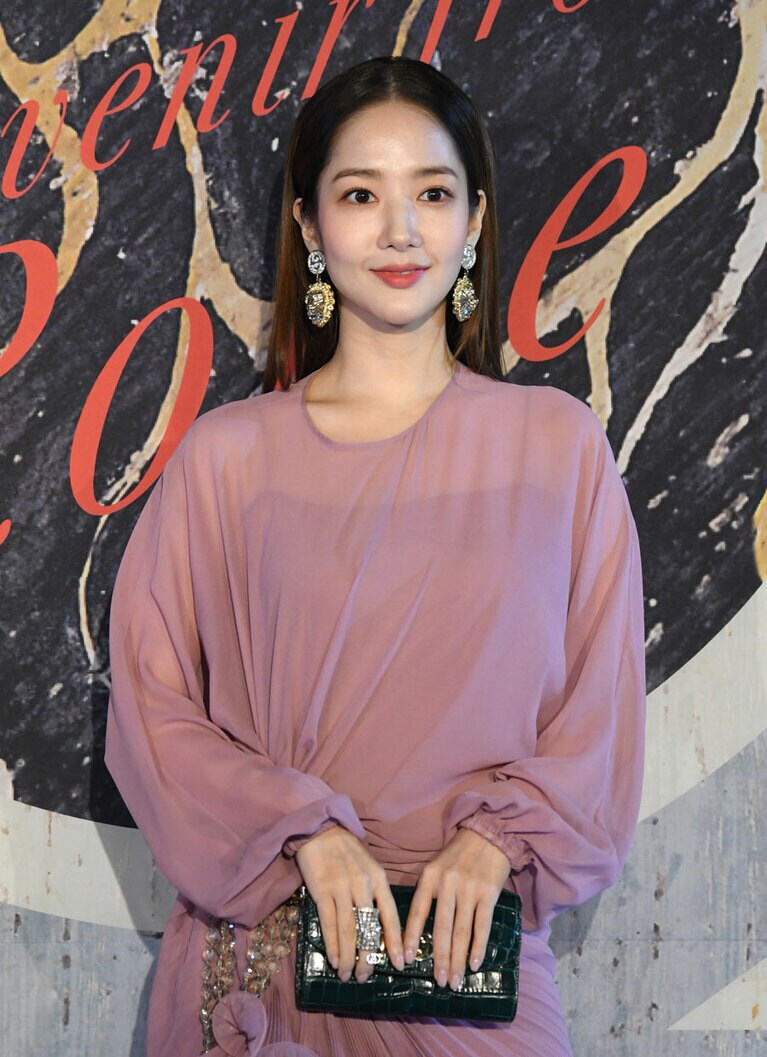 女優パク・ミニョンは2010年の取材で、中学生の時に二重まぶた、デビュー前に鼻の整形手術を受けたことを公表している。Penta Press/時事通信フォト