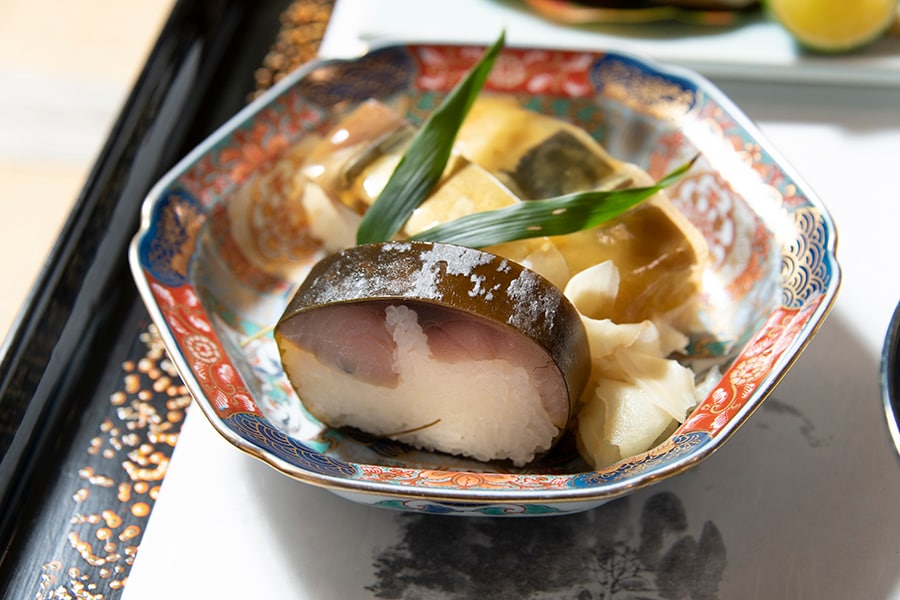 自家製の丁寧な美味しさが詰まった、肉厚の鯖寿司とバッテラ。