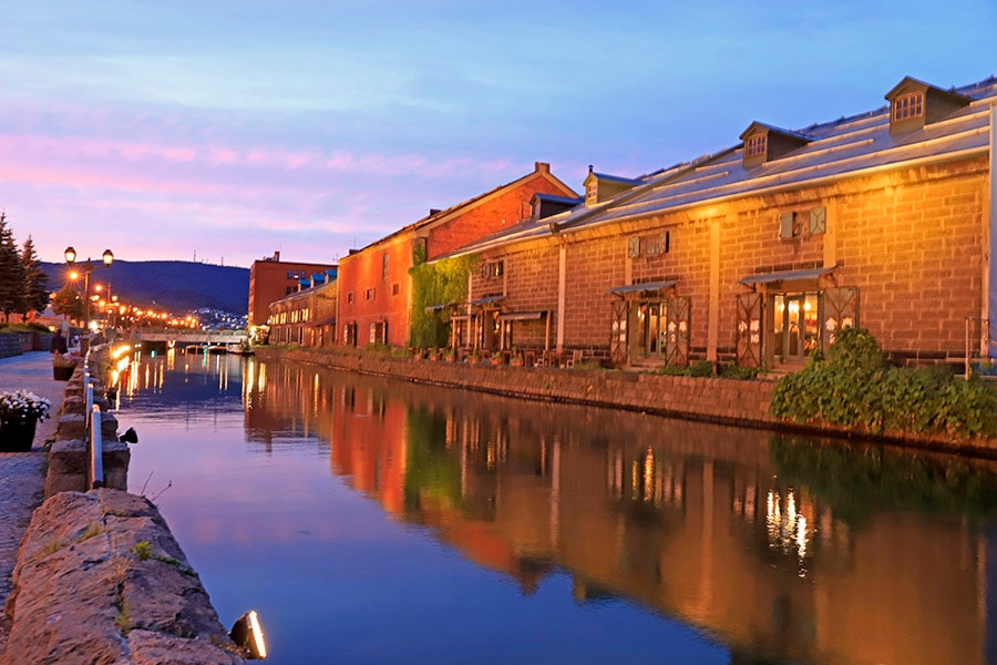 夕陽に染まりゆく、幻想的な小樽運河。
