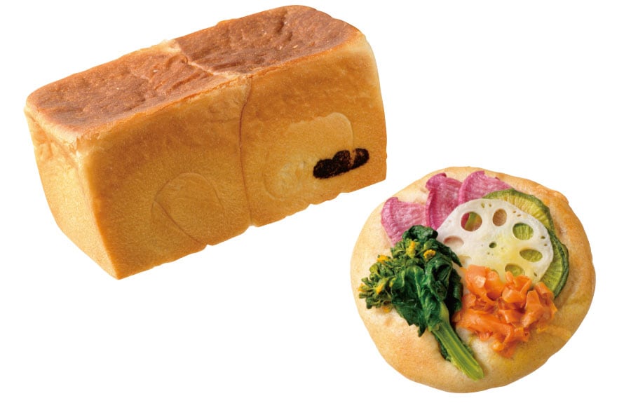 左から：プレミアムミルク食パン 1,350円(税込)、元気野菜のプチガレット 280円(税込)。
