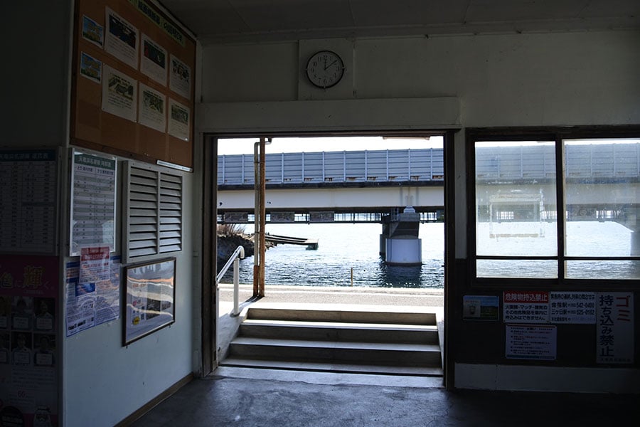 正面に東名高速が走る浜名湖佐久米駅。駅舎は自由に出入りできます。運賃は降車時に。