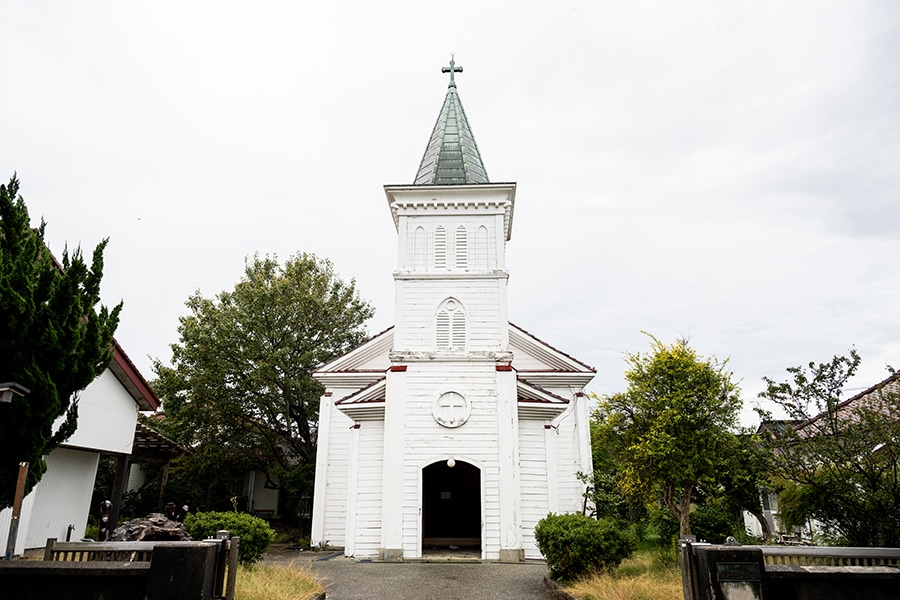 祈りと安らぎの場にふさわしい、白色が映える木造の教会。