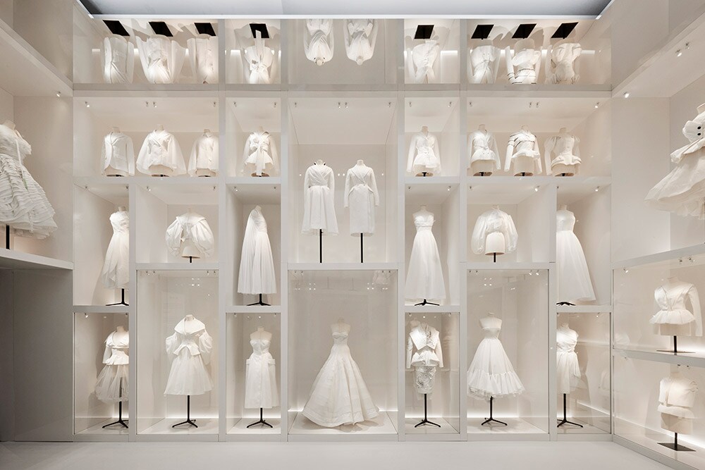 試作ドレスが並ぶ「The Atelies」ギャラリー。白一色だからこそなおさら、デザイン性が際立つ。©ADRIEN DIRAND