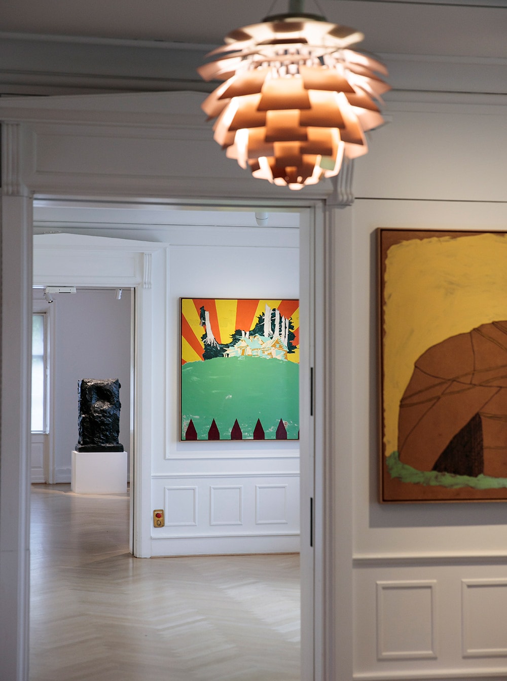 デンマークの巨匠建築家ポール・ヘニングセンによる照明、「アーティチョーク」が下がる展示室。
