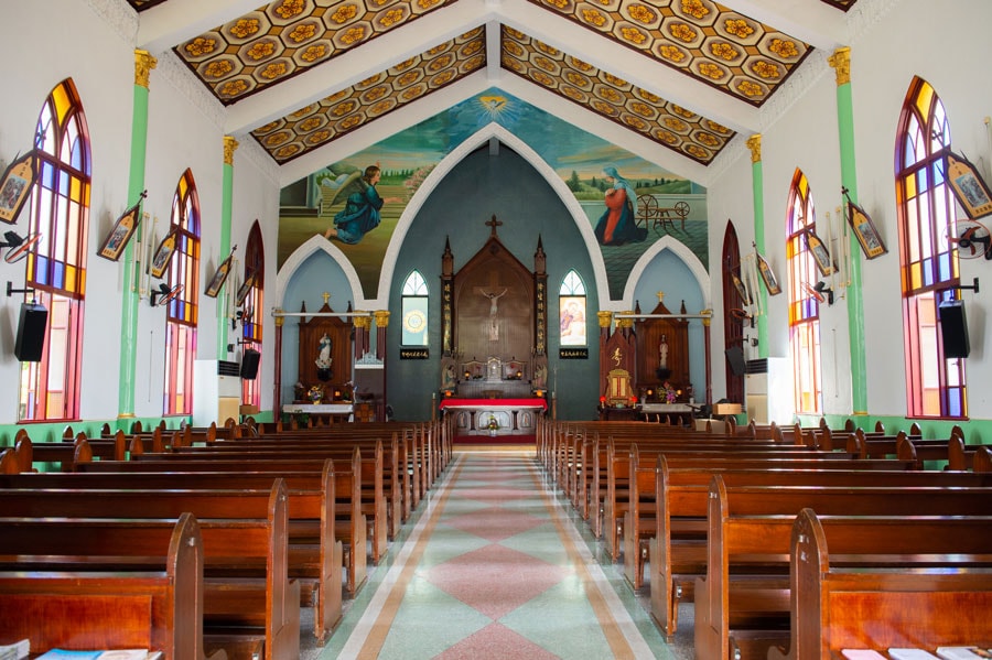 羅東聖母升天堂のレトロな天井が目を引く礼拝堂。
